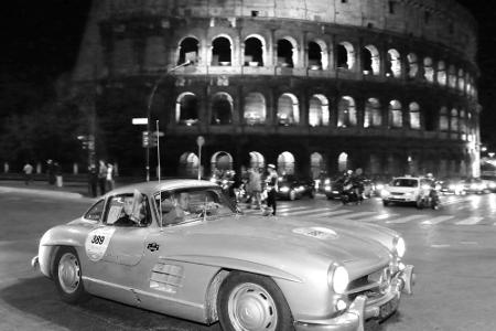 Was für ein Wendepunkt: das Kolosseum in Rom. Und davor ein herrlicher Benz Flügeltürer.