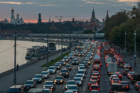 Auch in Moskau muss man geduldig sein. Denn hier müssen die Fahrer viel Zeit in ihren Autos verbringen. Notgedrungen.