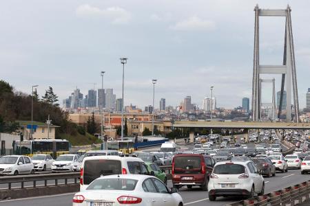 Europa und Asien vereinen sich in Istanbul: Der Verkehr ist dementsprechend.