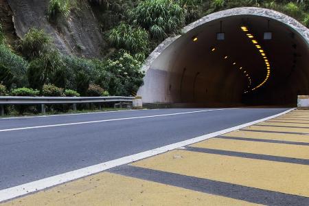 Tunnelein- oder Tunnelausgang - je nach Perspektive. Auf jeden Fall wirken diese technischen Meisterwerke längst nicht so sp...