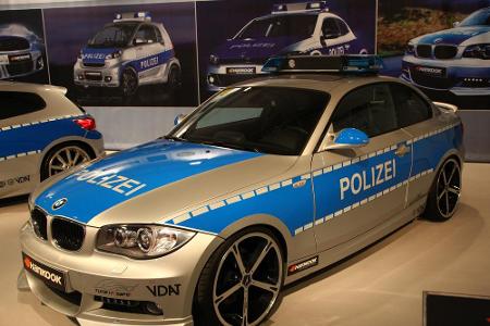 Wenig Protz, dafür viel unter der Haube: Die Polizei in Nordrhein-Westfalen in einem aufgemotzten BMW 1er.