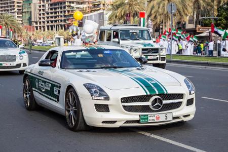 Wenn Dubais Polizisten einem in einem Mercedes SLS AMG - 2 hinterherflitzen, gibt es kein Entkommen. Der Flitzer kostet stol...