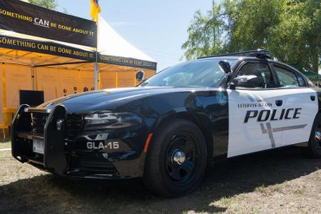 Ein beliebtes Fahrzeug der US-Polizei ist der Dodge Charger. Er verfügt oft über eine Art Rammbock an der Spitze. Mit diesem...