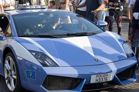 In Italien geht man stilvoll auf Verbrecherjagd. Die Carabinieri fahren in einem Lamborghini Gallardo. Wo hier allerdings ei...