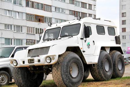 Wer mit diesem dreiachsigen Super-Geländewagen stecken bleiben sollte, möge sich bitte melden. Denn das wäre ein Wunder. Wer mit diesem dreiachsigen Super-Geländewagen stecken bleiben sollte, möge sich bitte melden. Denn das wäre ein Wunder.