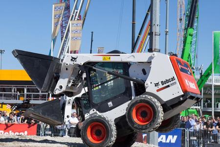 Auf dem Außengelände gibt es Demonstrationen für das Publikum: Immer wieder faszinierend, was die Maschinen leisten können.