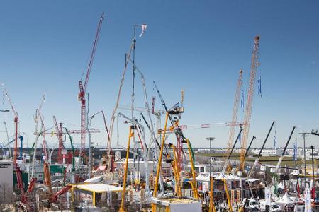 Hoch hinaus geht es bei der Präsentation der Kran-Konstruktionen auf dem Außengelände der Messe.