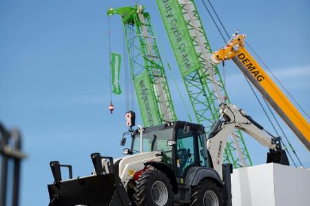 Kleiner Bagger vor großem Kran - für jeden ist etwas dabei.