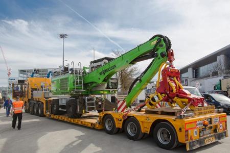 Irgendwie müssen die Maschinen auf das Ausstellungsgelände kommen. Dafür sind eben andere Maschinen zuständig.