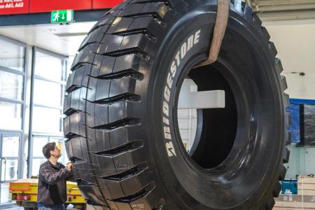 Erst durch den Mann links neben dem Reifen wird deutlich, welche Ausmaße der Monster-Pneu hat.