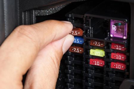 Durchgebrannte Sicherungen sind leicht zu identifizieren; die Farben helfen, nichts zu verwechseln.