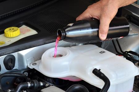 Kühlmittel nachfüllen ist kein Hexenwerk. Wichtig: Dabei sollte der Motor kalt sein.