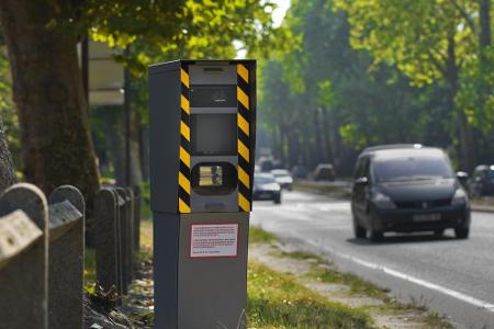 Der Vorteil für die Autofahrer der Grande Nation: Sie werden per Tafeln vor den Fotogeräten gewarnt.