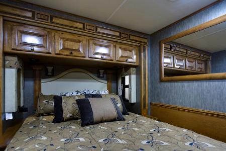 Kingsize ist dieses Bett in einem Wohnmobil. Hotelzimmer können da durchaus kleiner ausfallen.