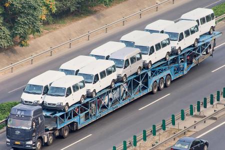 Dieser spezielle Autotransport à la China funktioniert auch nur, wenn die Straßen und Spuren breit genug sind.