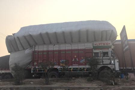 So sieht ein Laster auf dem Subkontinent aus, wenn er gut bepackt ist.