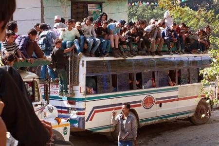 Auch die Beladung mit Menschen kann dafür sorgen, dass ein Nutzfahrzeug an seine Grenzen kommt. Wie hier ein Bus in Nepal.