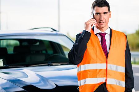 Wenn Sie aussteigen, streifen Sie sich vorher unbedingt die Warnweste über. Sie sollte griffbereit im Auto lagern. Und am be...