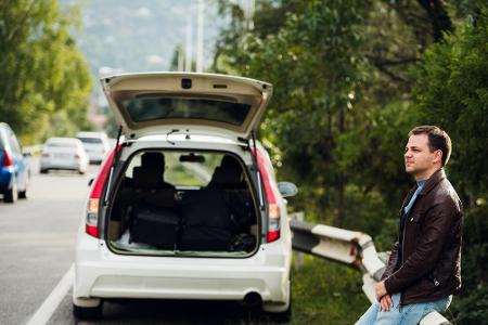 Was macht dieser Autofahrer falsch? Er wartet vor der Leitplanke auf Hilfe. Passagiere sollten sich aber schnellst möglichst...