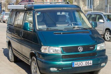 Der Sprung zum T4 war deutlich größer: Frontanrieb und -motor stellten das Konzept komplett um. Der T4 wurde von 1990 bis 20...