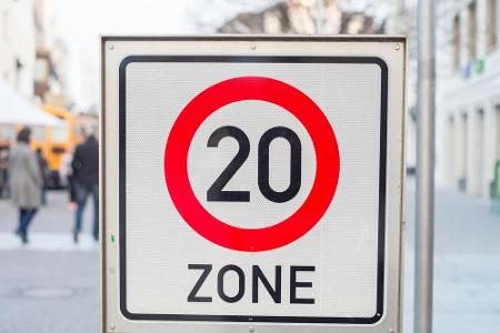 Eher selten und meist etwas für verkehrsberuhigte Innenstädte: eine Tempo-20-Zone.