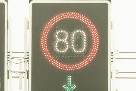 In Autobahnbaustellen gilt oft Tempo 80.