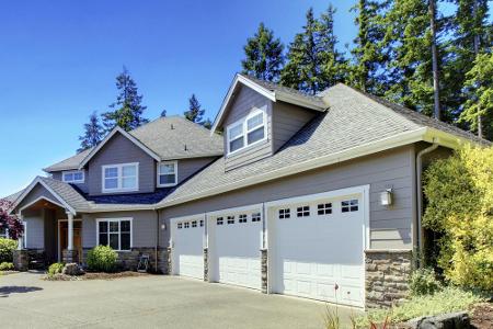 In den USA dürfen es auch gerne mal drei Tore sein. An einer Garage - mit den Ausmaßen, die in anderen Ländern ein ganzes Ha...