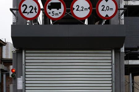 Funktionalität steht hier im Vordergrund. Immerhin dürfte Benutzern klar sein, mit welchem Auto sie hier einfahren sollten u...