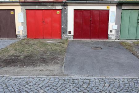 Und so sahen in Deutschland bis vor gut 60 Jahren noch die meisten Garagentore aus. Heute passt hier kaum noch ein Auto rein.