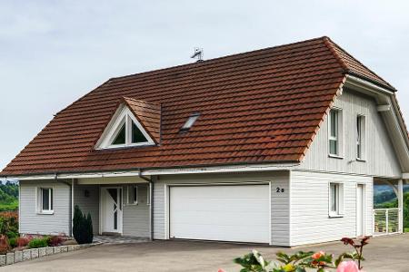 Auch im Elsass werden Garagen direkt ins Haus integriert.