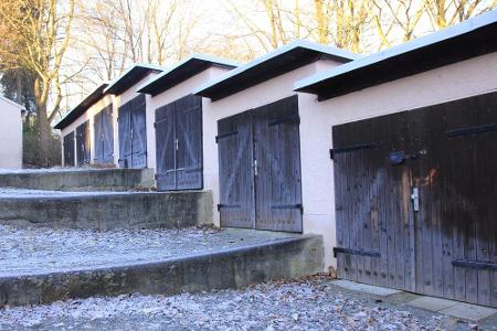 Fast schon gewagt: Garagen in Treppenbauweise.