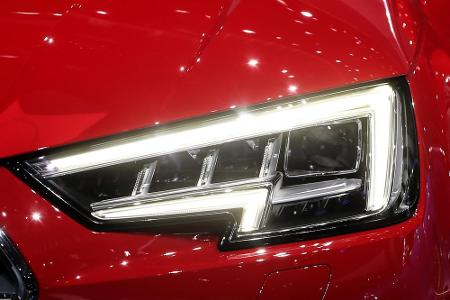 In diesem Fall sind es LEDs, die meisten Autos haben noch Halogen-Lampen. Auch sie versagen irgendwann den Dienst. Kann man ...