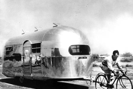 Der stromlinienförmige Wohnwagen sah aus wie ein Flugzeug ohne Flügel. Das Monocoque wurde verbessert und aus Aluminiumrohre...