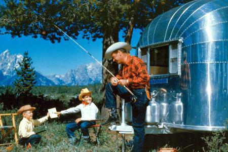 Nach dem Zweiten Weltkrieg etablierte sich die Marke Airstream in den USA. Das lag daran, dass mit dem Wohnwagen ein ganz ne...