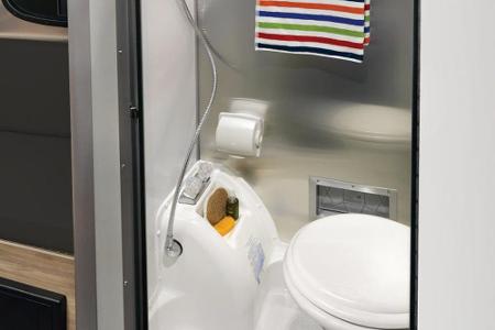 Selbst eine Toilette samt Dusche ist an Bord.