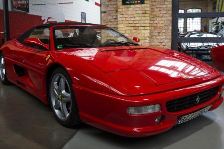 Ein weiteres Highlight ist der Ferrari F355. Der Sportwagen wurde von 1994 bis 1999 hergestellt. 381 PS pushen den Wagen auf...