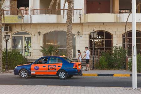 In Hurghada in Ägypten erkennt man Taxis an einer Farbkombination aus Orange und Dunkelblau. Die meisten Autos stammen von j...