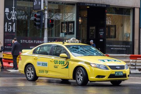 In Melbourne sind Taxis klassisch gelb. Im Gegensatz dazu überwiegt in Sydney die Farbe Weiß.