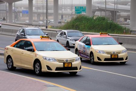 Auch in Dubai beherrscht Toyota mit dem Camry den Taxi-Markt. Wer etwas Glück hat, lässt sich aber in einem Ferrari oder Lam...
