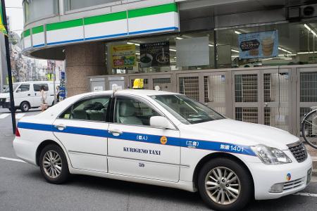 Man könnte dieses Auto glatt mit einem Polizeiwagen verwechseln, doch es ist ein Taxi in Tokio. Mit seinem Toyota Crown behe...