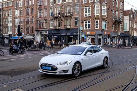 Woran erkennt man ein holländisches Auto? Richtig, am gelben Kennzeichen. Nun, ein holländisches Taxi erkennt man am blauen ...