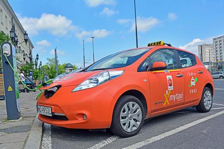 In Warschau dominieren immer mehr Elektro-Autos die Taxi-Branche. Das am meisten verwendete Modell ist dabei der Nissan Leaf.