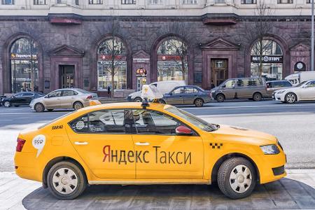 An die kyrillischen Buchstaben muss man sich zwar gewöhnen, doch optisch sind Taxis in Moskau sofort zu erkennen.