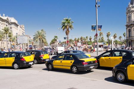 In Barcelona sind Taxis unschwer zu erkennen, dennoch bleibt ihre schwarz-gelbe Farbkombination etwas gewöhnungsbedürftig.