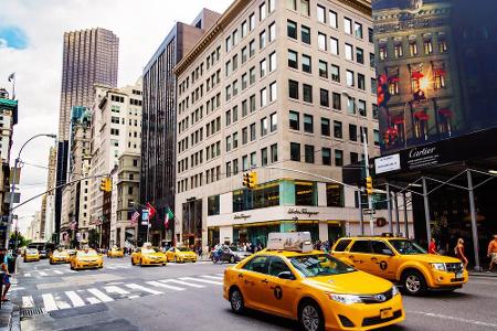 Willkommen in New York, der Stadt mit den meisten Taxis auf der ganzen Welt. Wer hier länger als zwei Minuten auf eine Mitfa...