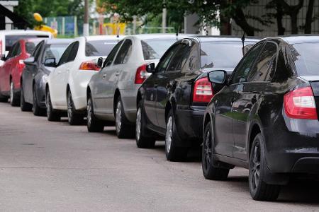 60 Prozent der Befragten wollen vor allem eines vom Beifahrer: Er soll bei der Parkplatzsuche helfen!