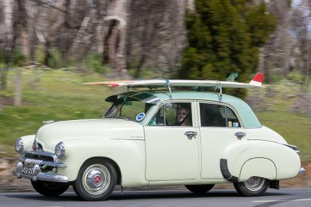 Es ist ein FJ Holden, der auch als Limousine zu haben war.
