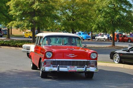 Es ist der Chevrolet Bel Air, der von 1953 bis 1975 in den Varianten Limousine, Kombi, Coupé und Cabriolet produziert wurde.
