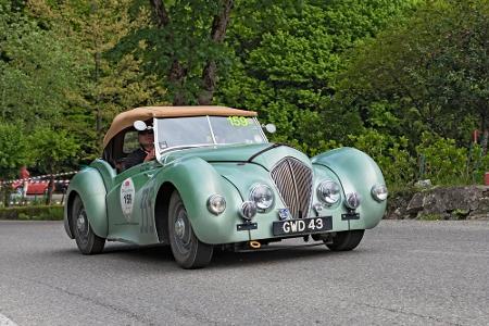 Von diesem Fahrzeug wurden zwischen 1946 und 1950 je nach Quelle 64, bzw. 70 Stück gebaut. Was ist der Name dieses Roadsters?