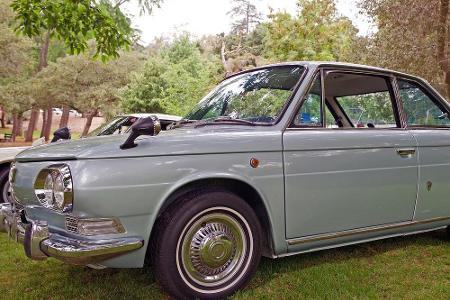 Es ist der Hino Contessa. Heute ist die Hino Motors, Ltd. eine Aktiengesellschaft, die im Nikkei-225-Index aufgelistet ist u...